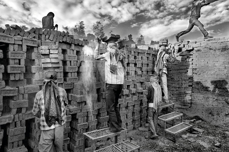 Ceglany mur,
Katmandu, Nepal, 2010
"Wielu mieszkańców slumsów
pracuje w fabryce cegieł,
w Katmandu. Poszedłem tam. Gdy
robiłem zdjęcia, cały mur z cegieł
zaczął się rozpadać. Przeczekałem,
aż pył opadnie, by zrobić zdjęcie.
Przez kilka kolejnych tygodni
musiałem czyścić aparat z pyłu".